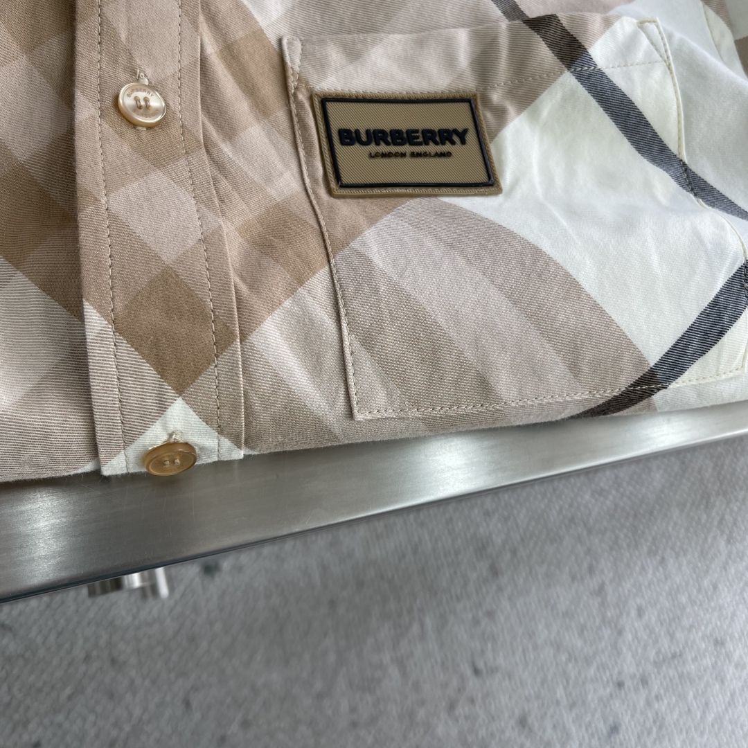 

-BBR   2025春季最新品，时尚休闲长袖衬衫，进口原版面料，上身舒适透气，顶级印胶工艺字母图案