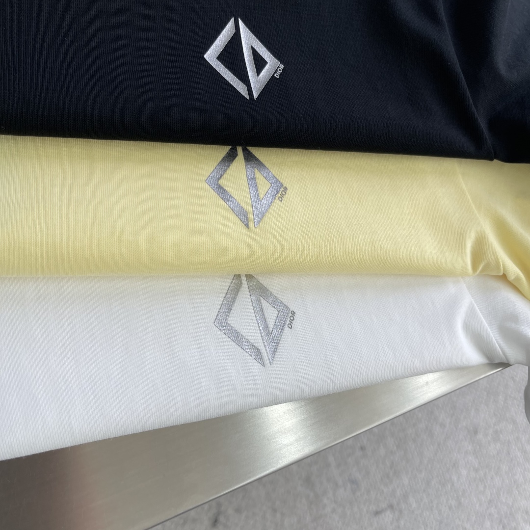 

-Dio    25ss新款 CD Diamond T 恤是二零二五秋季男装系列新品，焕新演绎衣橱经