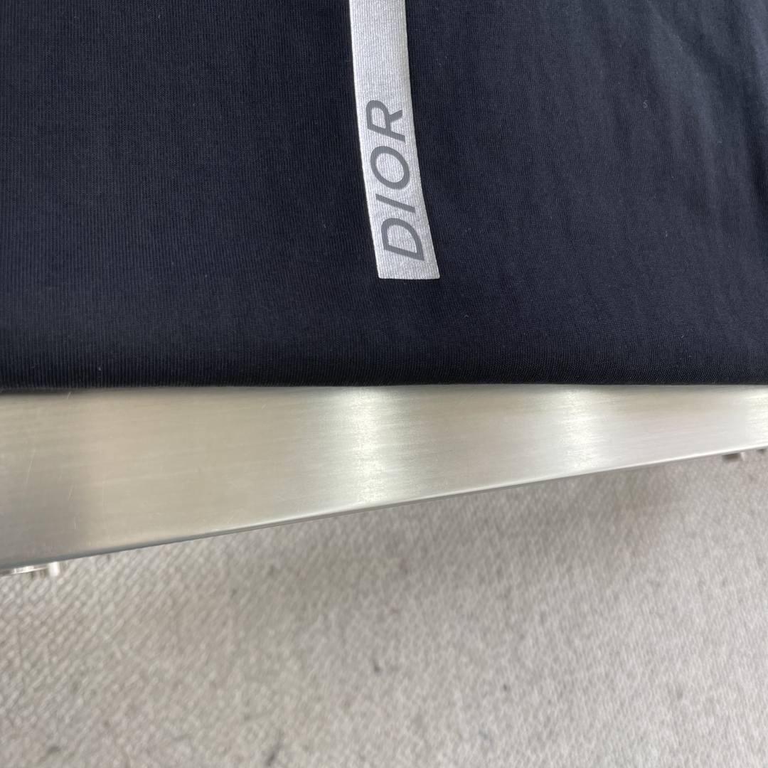 

-Dio    25ss新款 CD Diamond T 恤是二零二五秋季男装系列新品，焕新演绎衣橱经