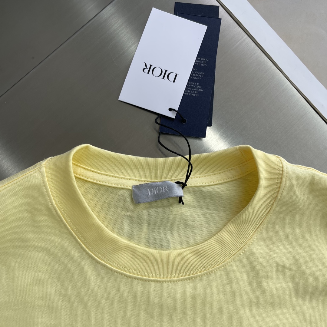 

-Dio    25ss新款 CD Diamond T 恤是二零二五秋季男装系列新品，焕新演绎衣橱经