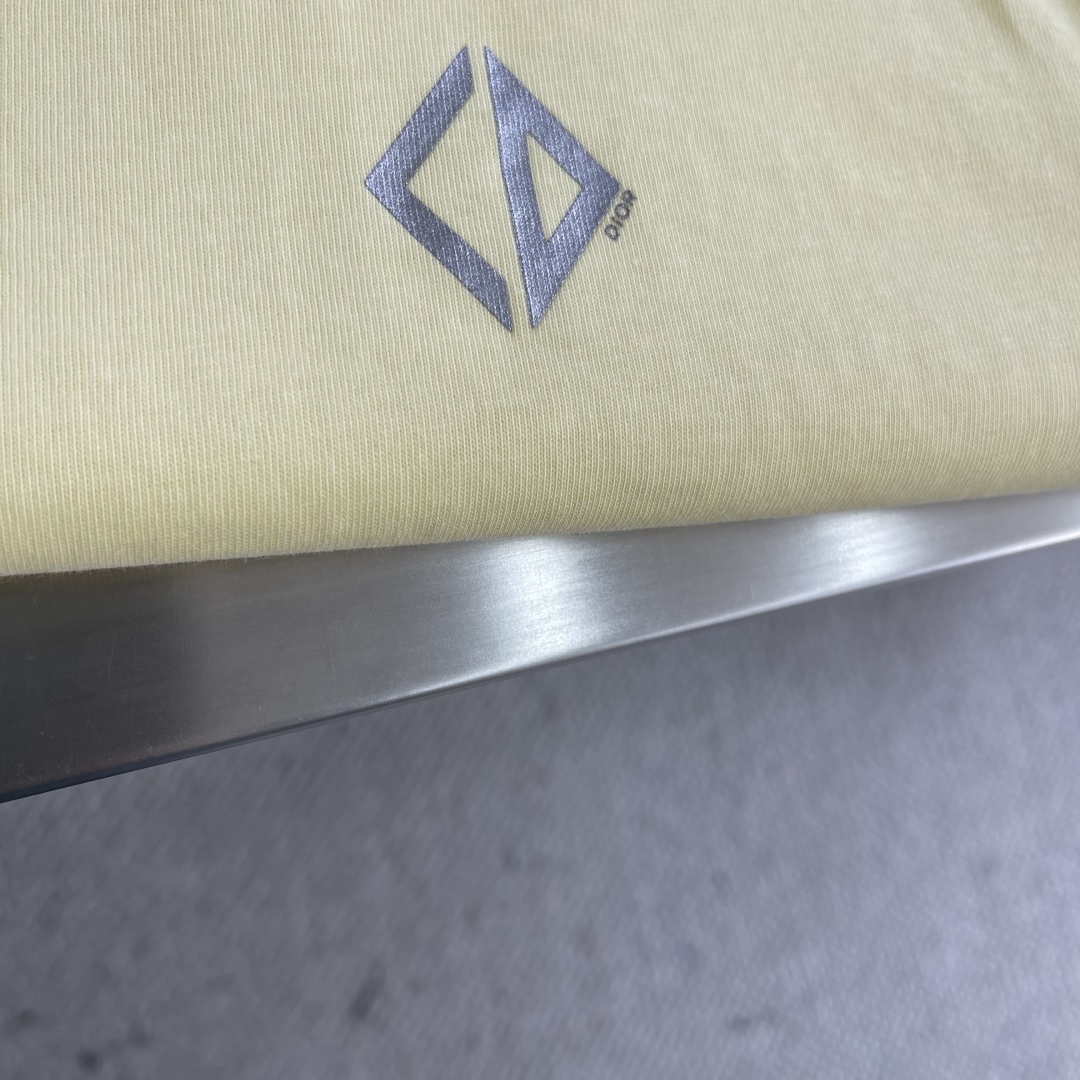 

-Dio    25ss新款 CD Diamond T 恤是二零二五秋季男装系列新品，焕新演绎衣橱经