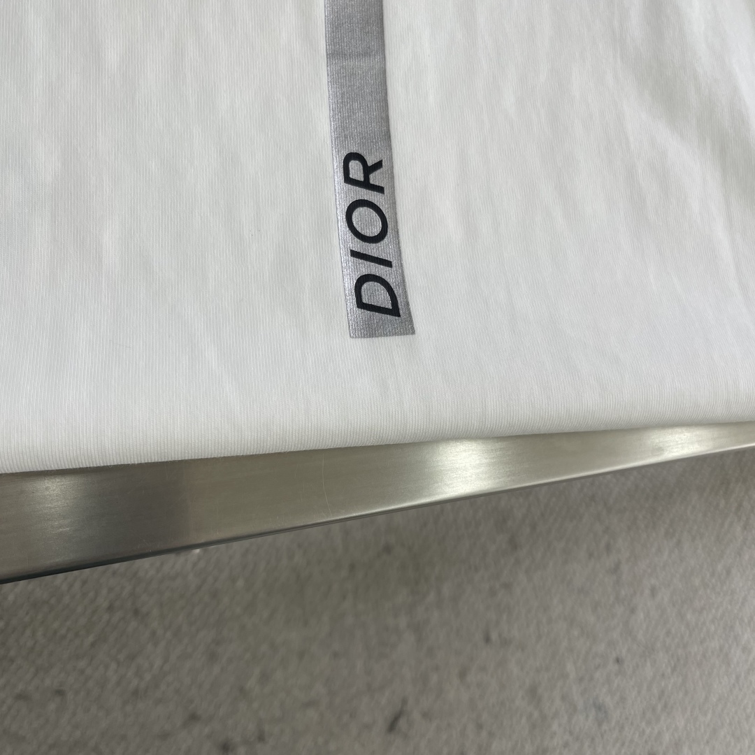 

-Dio    25ss新款 CD Diamond T 恤是二零二五秋季男装系列新品，焕新演绎衣橱经