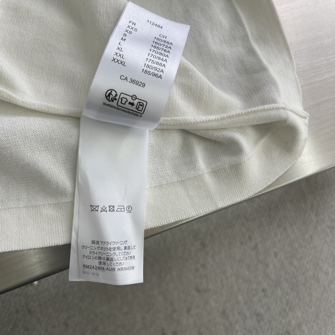 

-驴牌    25ss新款短袖圆领衫取材柔软棉质针织，为衣袖铺陈 Monogram 提花凸纹，成就各