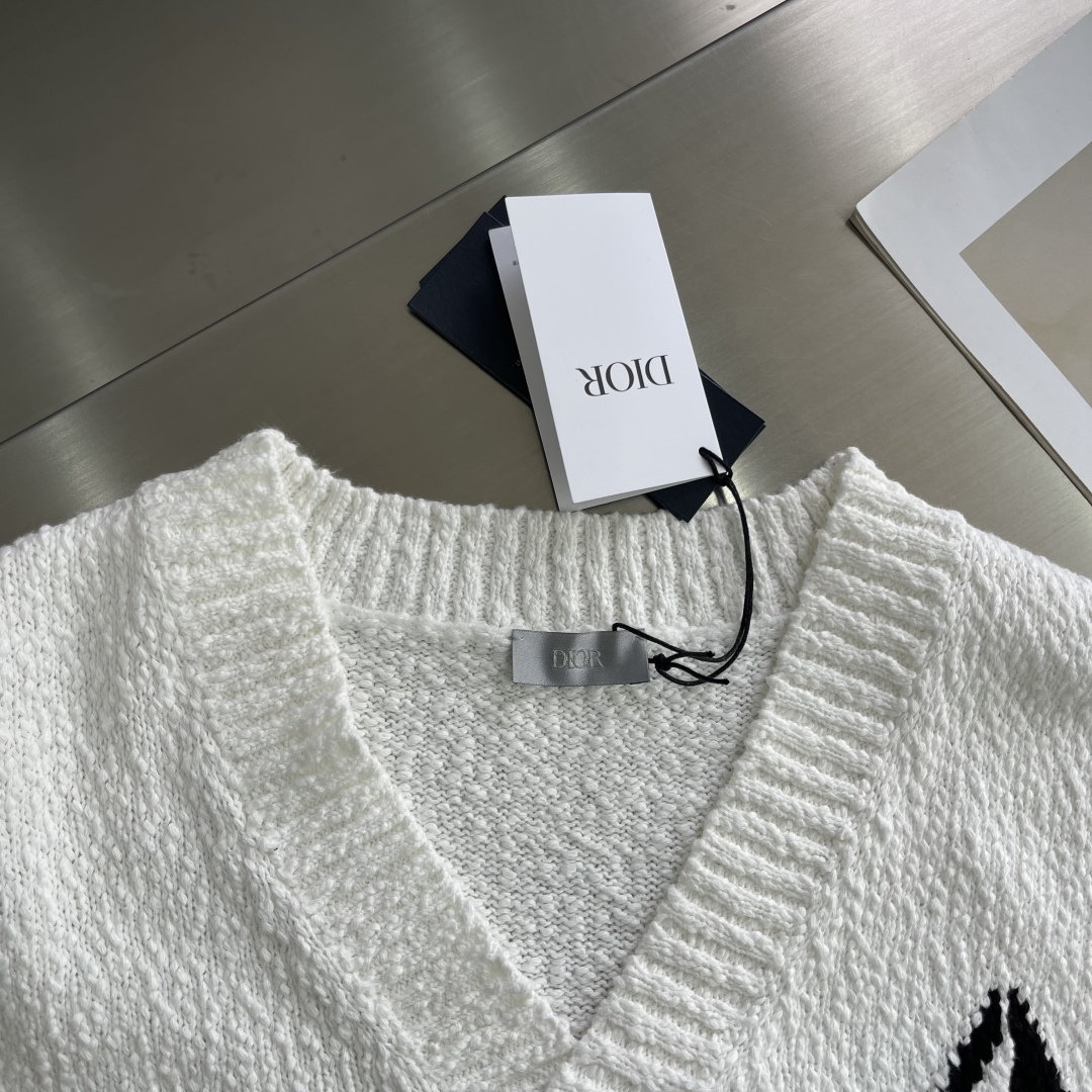 DIOR CD Diamond Cotton Knit Vest - A Stylish & Modern Wardrobe Staple 3 cmp i1744626588506 2182 0 0