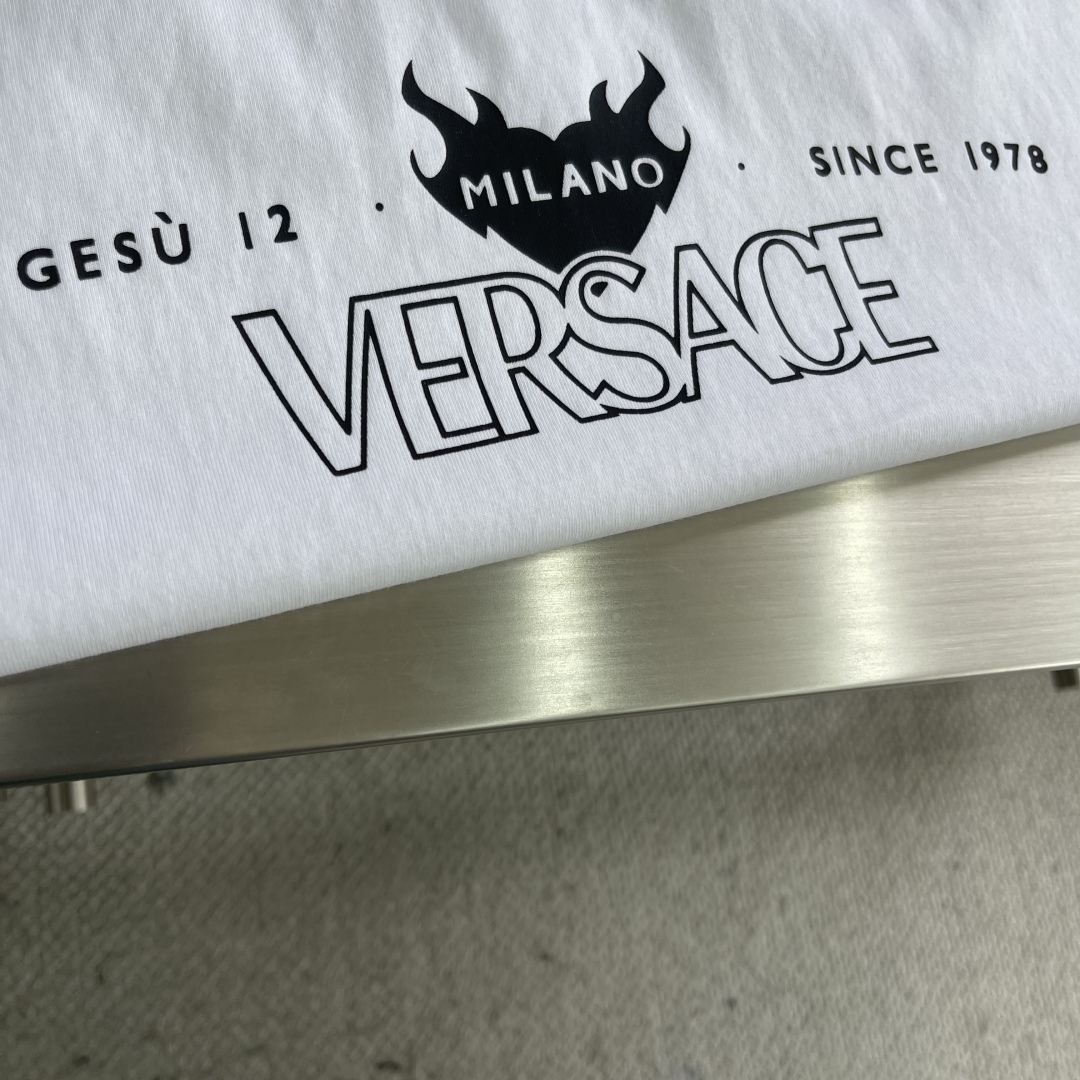 Versace White Cotton T-Shirt with Logo Print - Modern and Comfortable 4 cmp i1744626825551 9869 0 1
