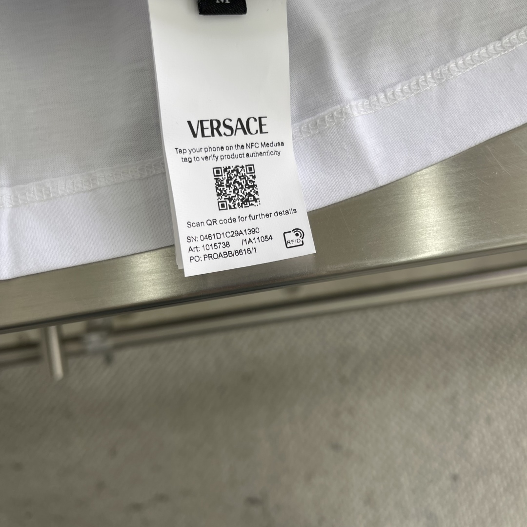 Versace White Cotton T-Shirt with Logo Print - Modern and Comfortable 7 cmp i1744626825557 3498 0 4