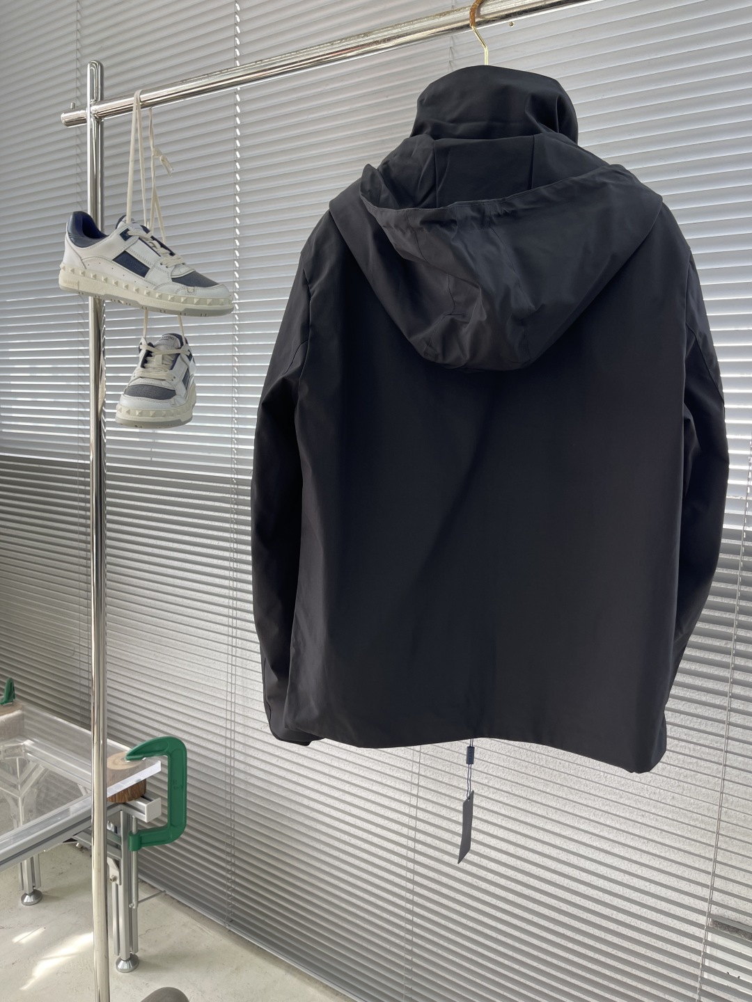

-PRAD 25ss新品男士连帽风衣夹克，品相完美，每一季的王牌级爆款担当，俨然属于经典招牌教科书般