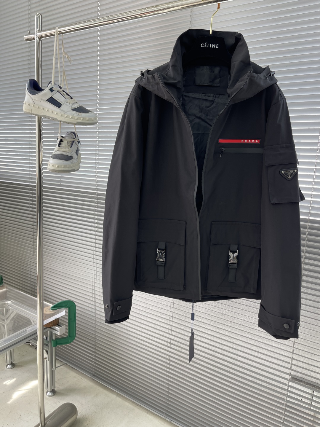 

-PRAD 25ss新品男士连帽风衣夹克，品相完美，每一季的王牌级爆款担当，俨然属于经典招牌教科书般