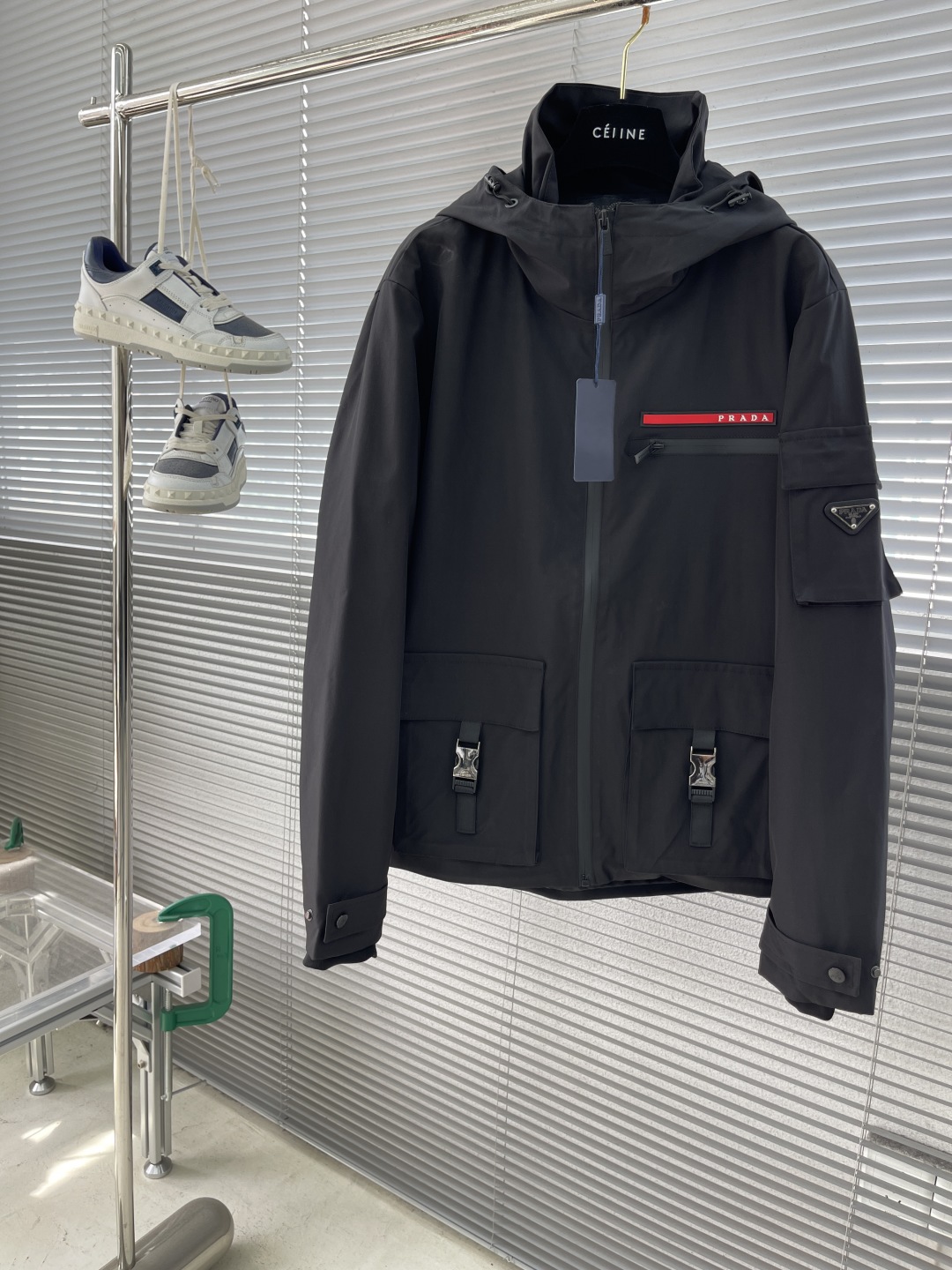 

-PRAD 25ss新品男士连帽风衣夹克，品相完美，每一季的王牌级爆款担当，俨然属于经典招牌教科书般