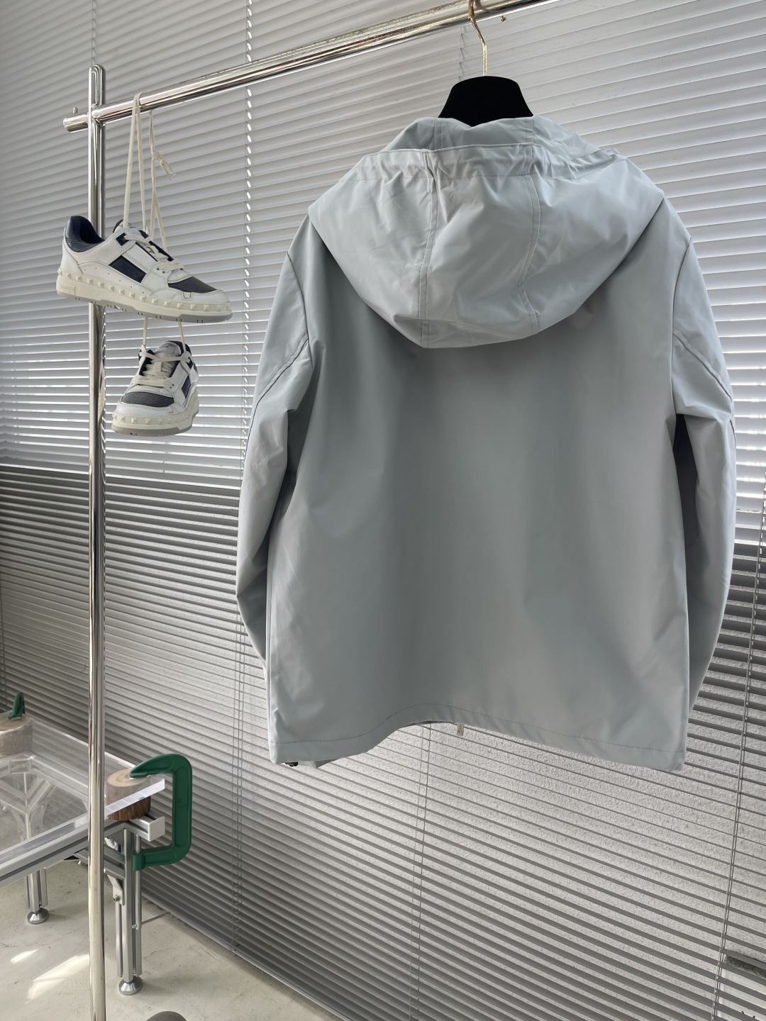 

-PRAD 25ss新品男士连帽风衣夹克，品相完美，每一季的王牌级爆款担当，俨然属于经典招牌教科书般