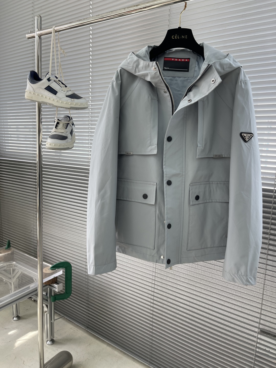 

-PRAD 25ss新品男士连帽风衣夹克，品相完美，每一季的王牌级爆款担当，俨然属于经典招牌教科书般