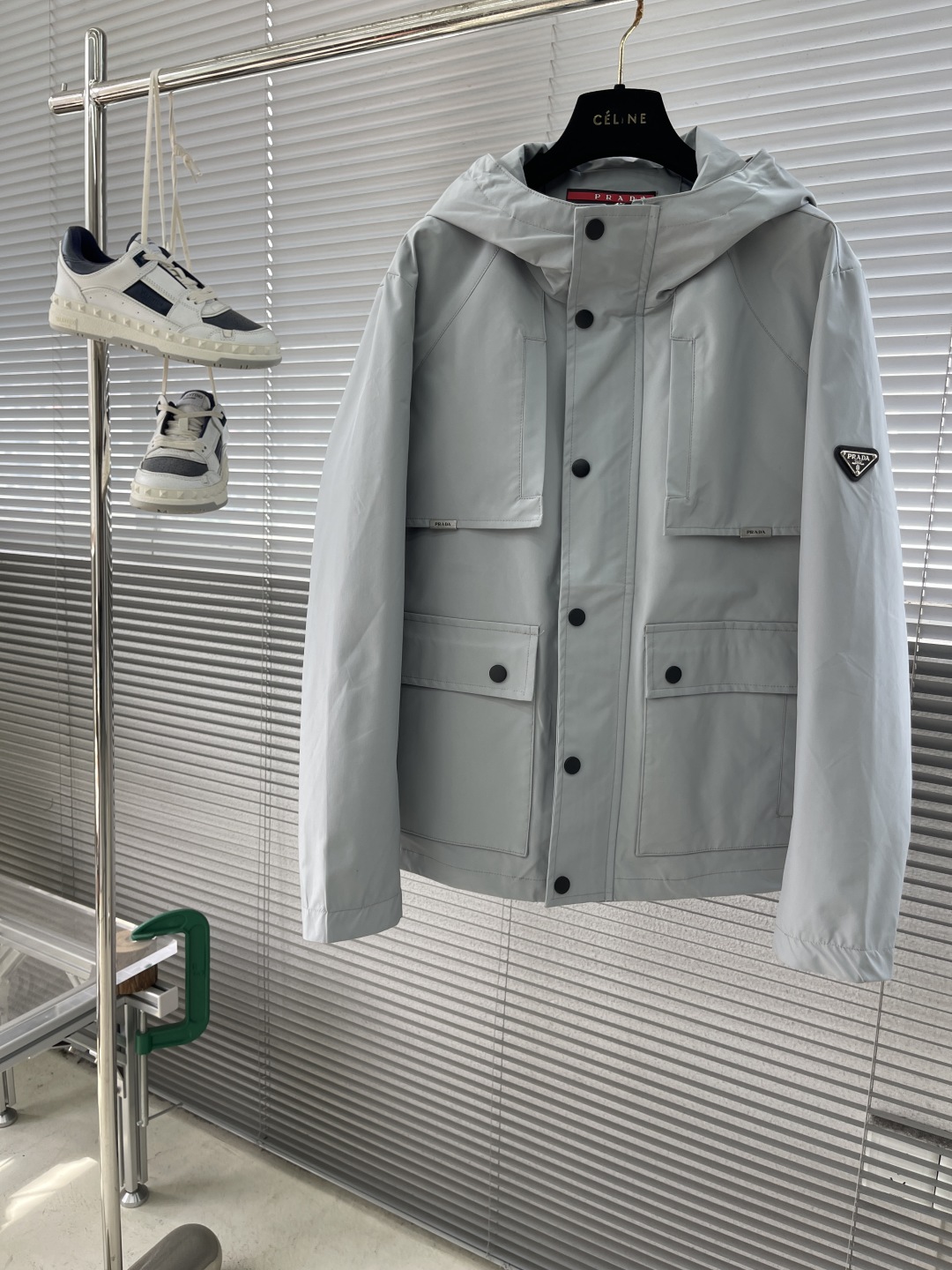 

-PRAD 25ss新品男士连帽风衣夹克，品相完美，每一季的王牌级爆款担当，俨然属于经典招牌教科书般