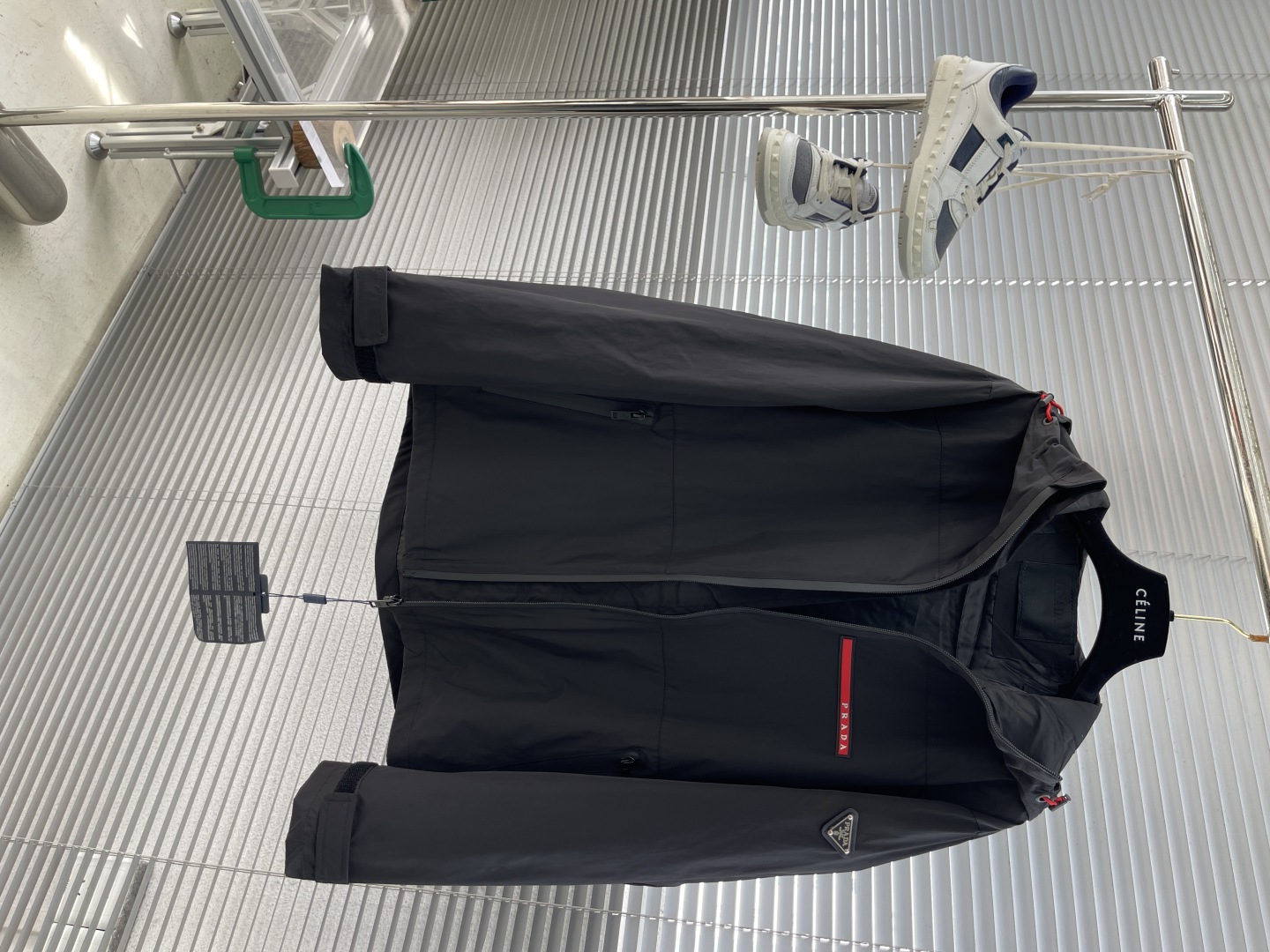 

-PRAD 25ss新品男士连帽风衣夹克，品相完美，俨然属于经典招牌教科书般存在！极具P家美学基调的