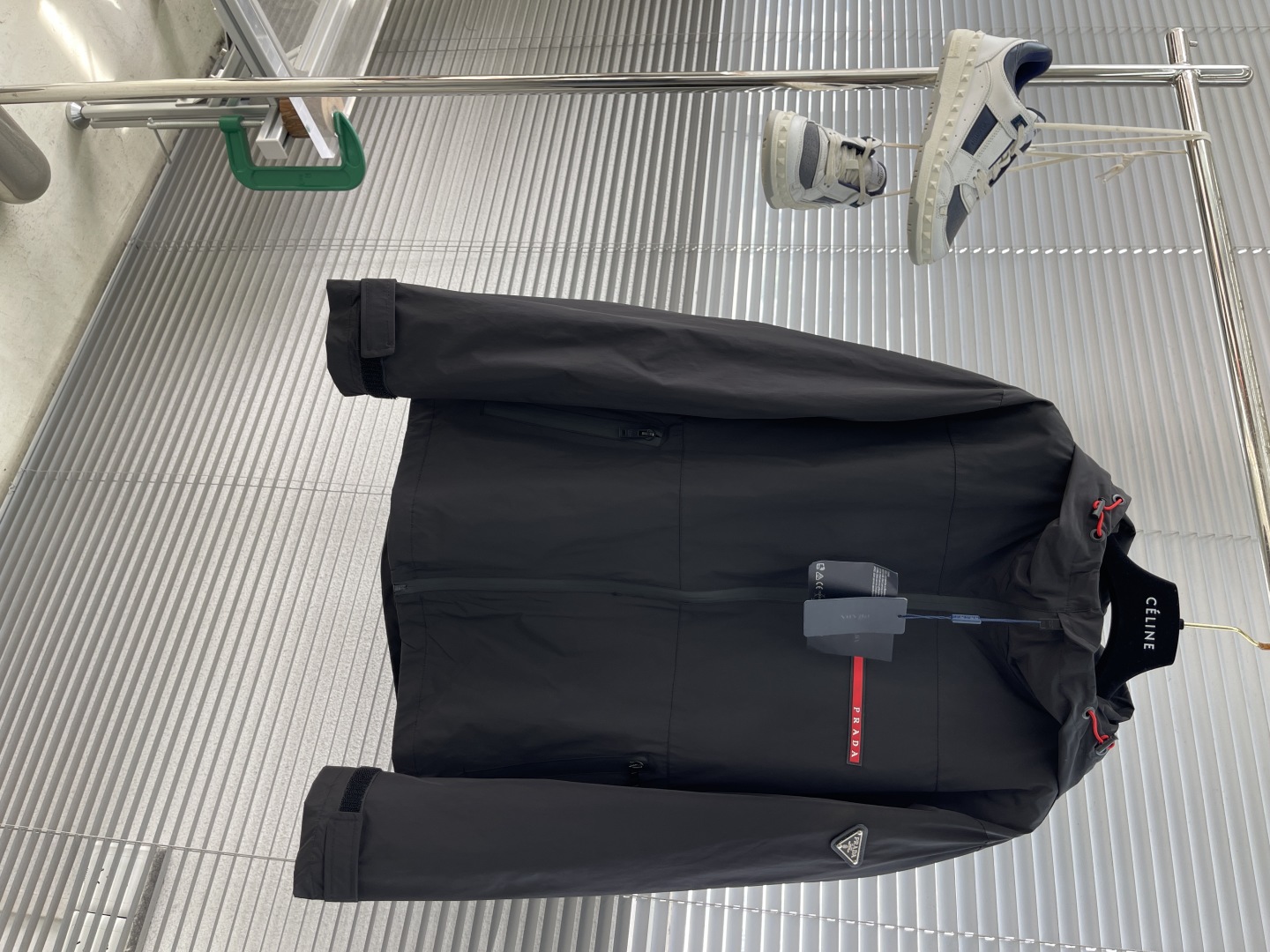 

-PRAD 25ss新品男士连帽风衣夹克，品相完美，俨然属于经典招牌教科书般存在！极具P家美学基调的