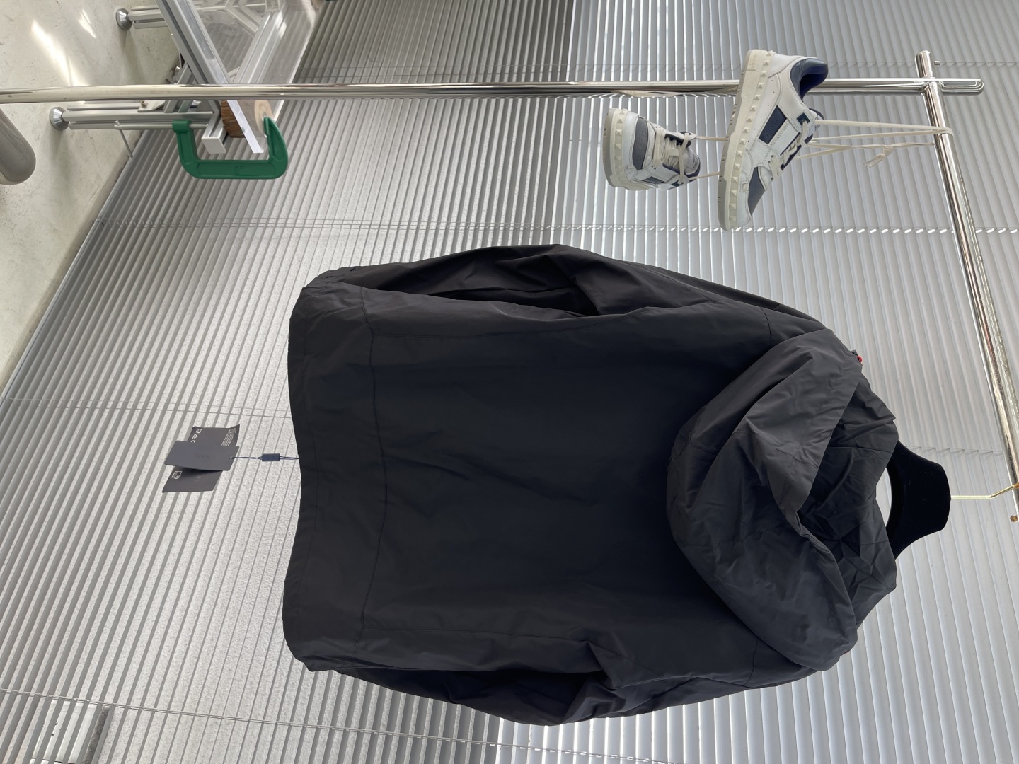 

-PRAD 25ss新品男士连帽风衣夹克，品相完美，俨然属于经典招牌教科书般存在！极具P家美学基调的