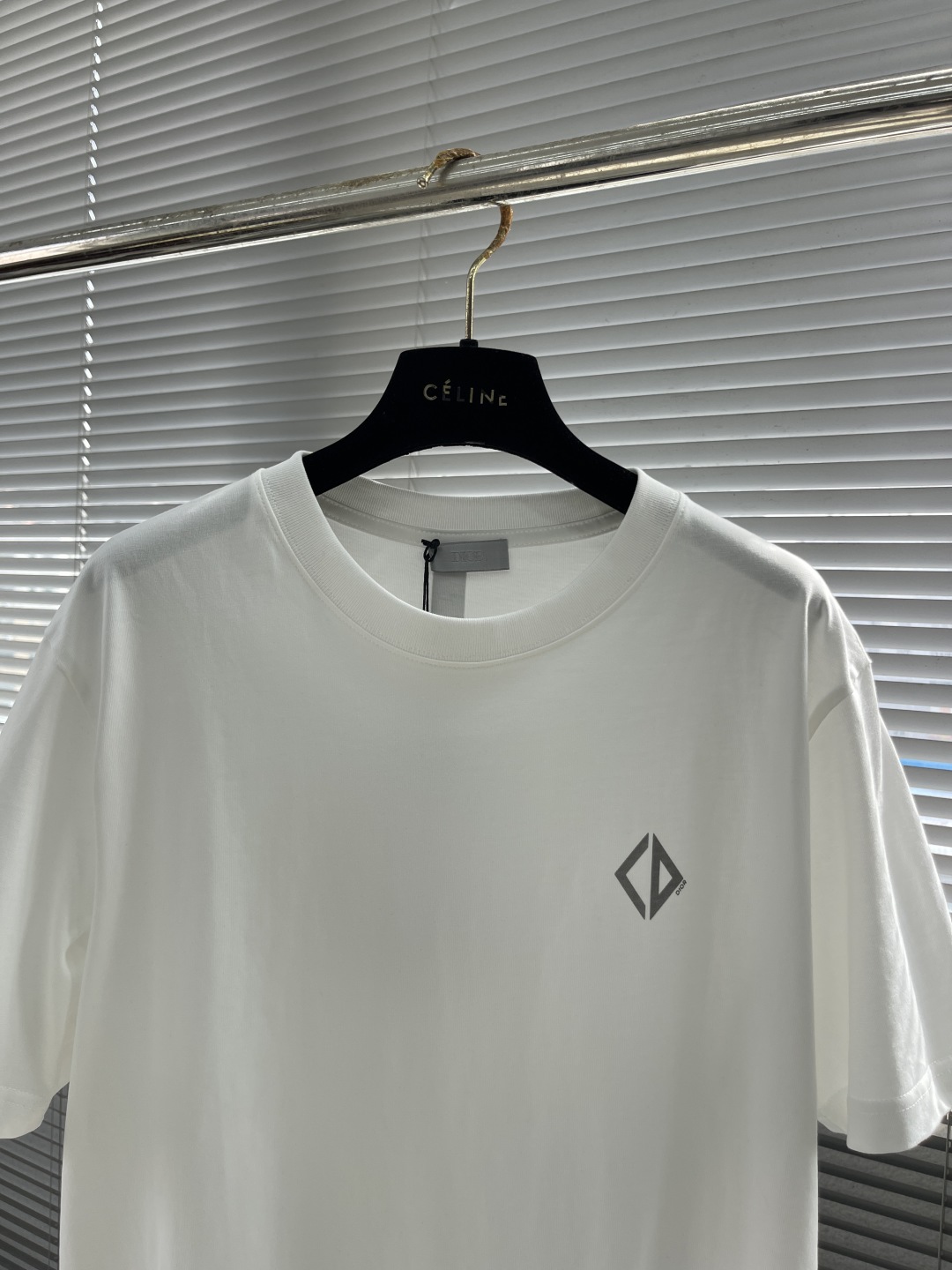 

-Dio    25ss新款 CD Diamond T 恤是二零二五秋季男装系列新品，焕新演绎衣橱经