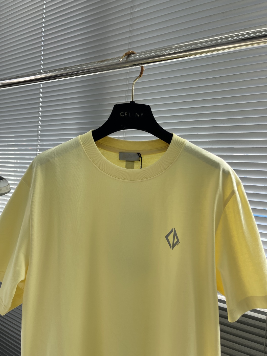 

-Dio    25ss新款 CD Diamond T 恤是二零二五秋季男装系列新品，焕新演绎衣橱经