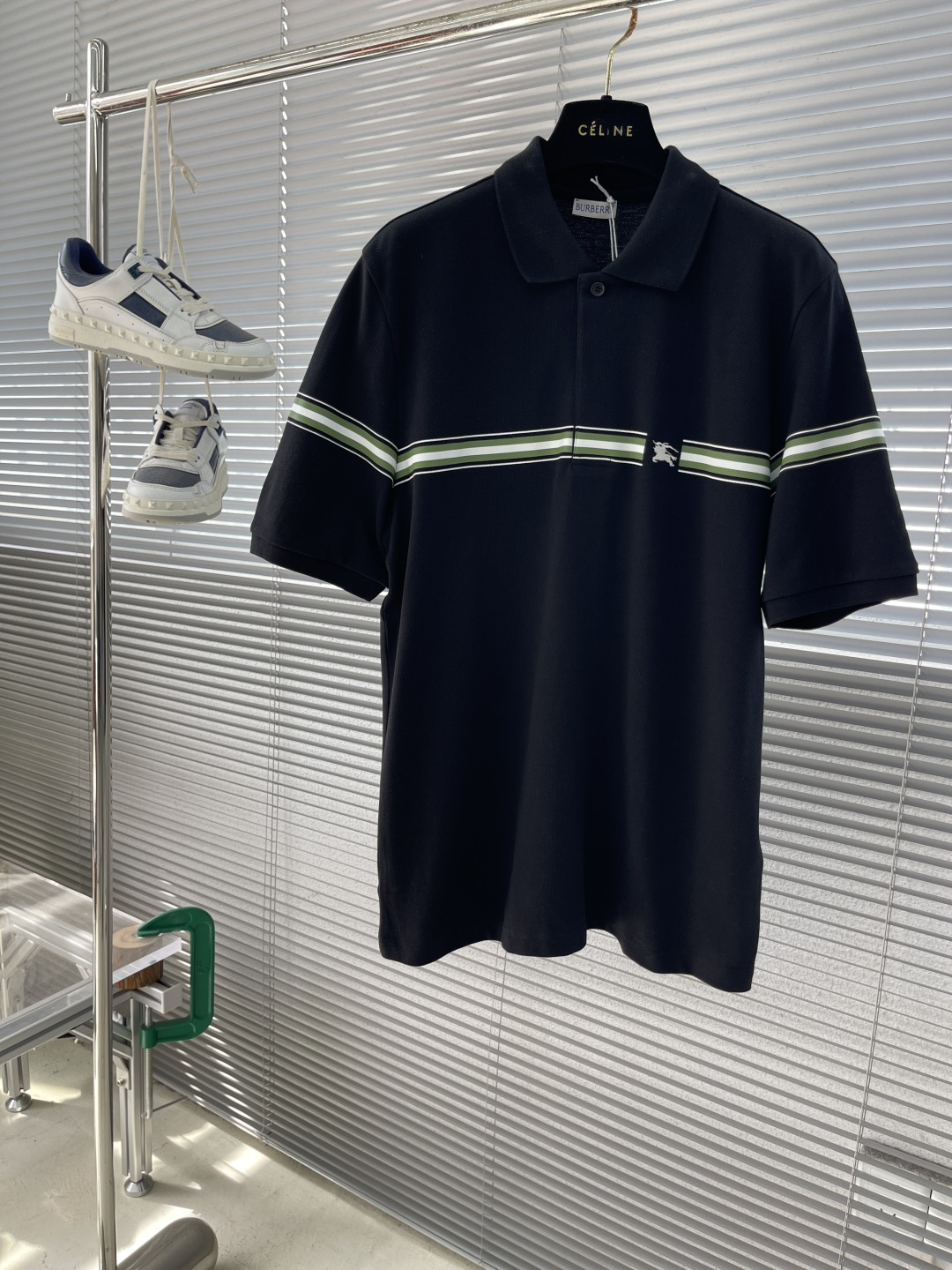 NO:743555,The highest version of the girl on the market will inspect the goods, trim the three marks on the threads, and ship the goods. If you want quality and service, add me on WeChat. We will not accept urgent orders. - BBR 25 New Striped Cotton The highest version on the market. The girl will inspect the goods, trim the three marks on the threads, and ship the goods. If you want quality and service, add me on WeChat. We will not accept urgent orders. Polo shirt  This model is made of cotton pique mesh fabric. It is embellished with EKD embroidery and striped decoration created by screen printing technology. The original version is developed at 1:1. The buttons are engraved with Bur's classic English letters, showing a slim fit, novel and unique style, highly recommended!  Size S M L19860909市面最高版本小妹验货、修剪线头上三标、发货可发图及拍视频,要品质要服务的加我微信,不接急单. -BBR 25新款条纹棉质市面最高版本小妹验货、修剪线头上三标、发货可发图及拍视频,要品质要服务的加我微信,不接急单.Polo 衫 这款选用棉质珠地网眼布面料打造.点缀马术骑士徽标(EKD)刺绣,融入丝网印花工艺打造的条纹装饰,原版1:1开发,纽扣刻有bur家经典英文字母,呈现修身版型,款式新颖独特,强烈推荐！ 码数S M L XL 衣长71737577 胸围102 106 110 114 肩宽42.5 44 45.5 47,博柏利-服装,burberry,,Women's clothing