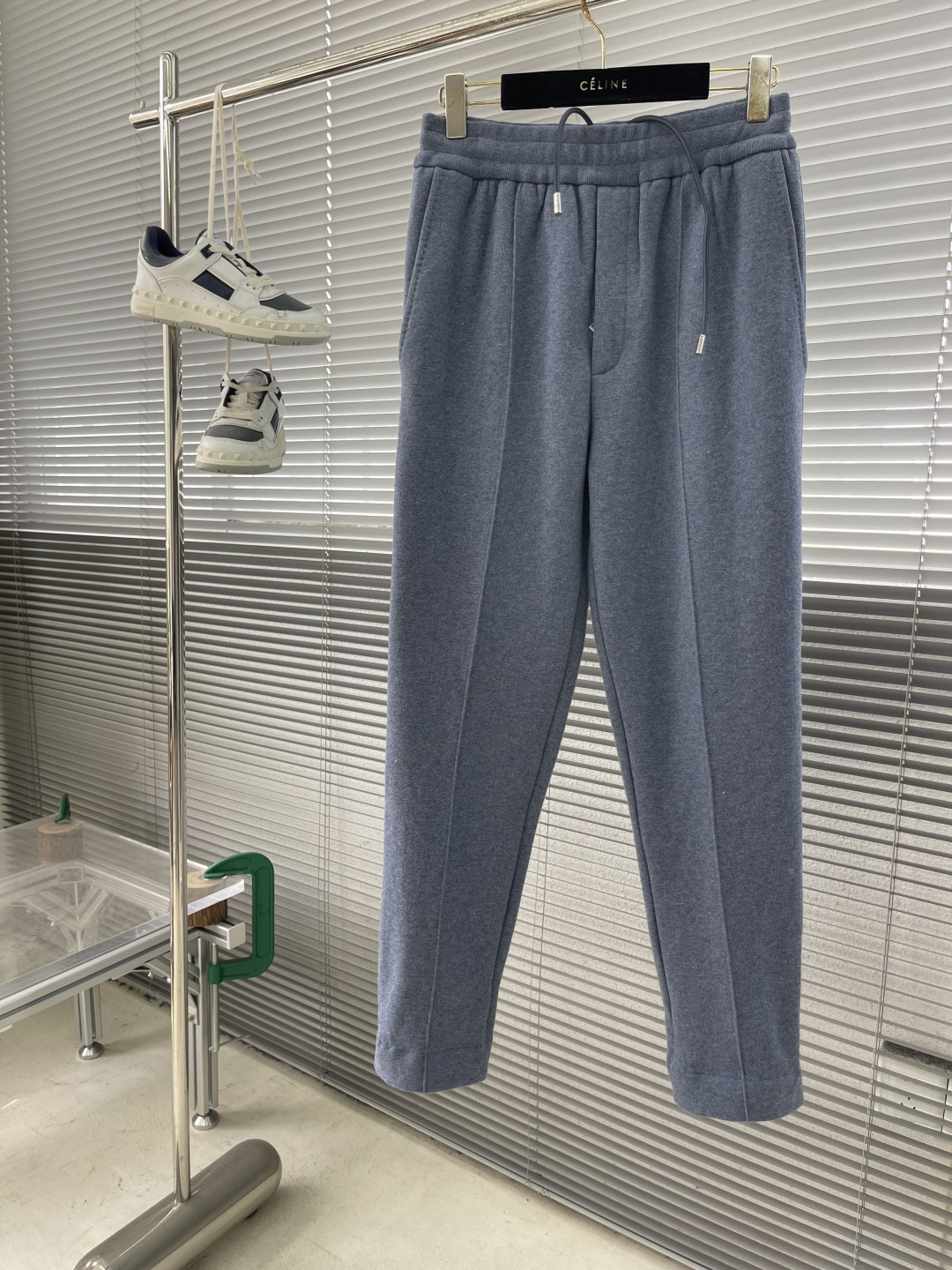 NO:743503,Trousers and tops - Dio wool sweatshirt set. The whole sweatshirt is in a crisp and stylish shape, with logo embellishment.  Any defects in workmanship, the original mold is made to order. The entire sweatshirt is made of wool fabric. It takes 3 months to produce the custom-made fabric. The drawstrings of the top and pants are made of cowhide. It also comes with a Dio logo hanging clock. There are labels on the back collar of the top and the back pockets of the pants, and the top pockets are also equipped with logos.  Iconic CD logo. The entire set of clothes is sewn with beaded edges on a special machine. It makes the whole sweatshirt more refined and high-quality, and also makes the inner and outer layers of fabrics of the clothes tighter and smoother. The workmanship is really very fine, the upper body is comfortable, and it is super comfortable. It is a must-have in your wardrobe.  Same style for men and women (because the fabric is made of wool, dry cleaning is recommended) Size S M L  Hips 114, Dior-clothing, dior, dior, hoodie, sweatshirts, cowhide,19860909长裤 上衣 -Dio 羊毛卫衣套装 整套卫衣的版型,挺括有型,搭配logo点缀 做工任何瑕疵,原版开模定制,整套卫衣采用羊毛面料材质,面料定做耗时3个月才能出品,上衣裤子抽绳采用牛皮制作而成,还搭配有Dio标吊钟,上衣后领及裤子后袋处饰有贴标,上衣口袋还配标志性CD标.重磅工艺上整套衣服采用专机珠边缝制而成.使得整套卫衣更显精致感和品质感,也让衣服里外两层面料压得更紧实,更平整.做工真的非常精细,上身舒适,超爆超,是您衣橱中的必选品 男女同款（因衣服面料是羊毛材质,建议干洗） 码数S M L XL S码裤长.5 腰围72 臀围102 M码裤长102 腰围76 臀围106 L码裤长103.5 腰围80 臀围110 XL码裤长105 腰围84 臀围114,迪奥-服装,dior,dior,hoodie,sweatshirts,cowhide,,Women's clothing