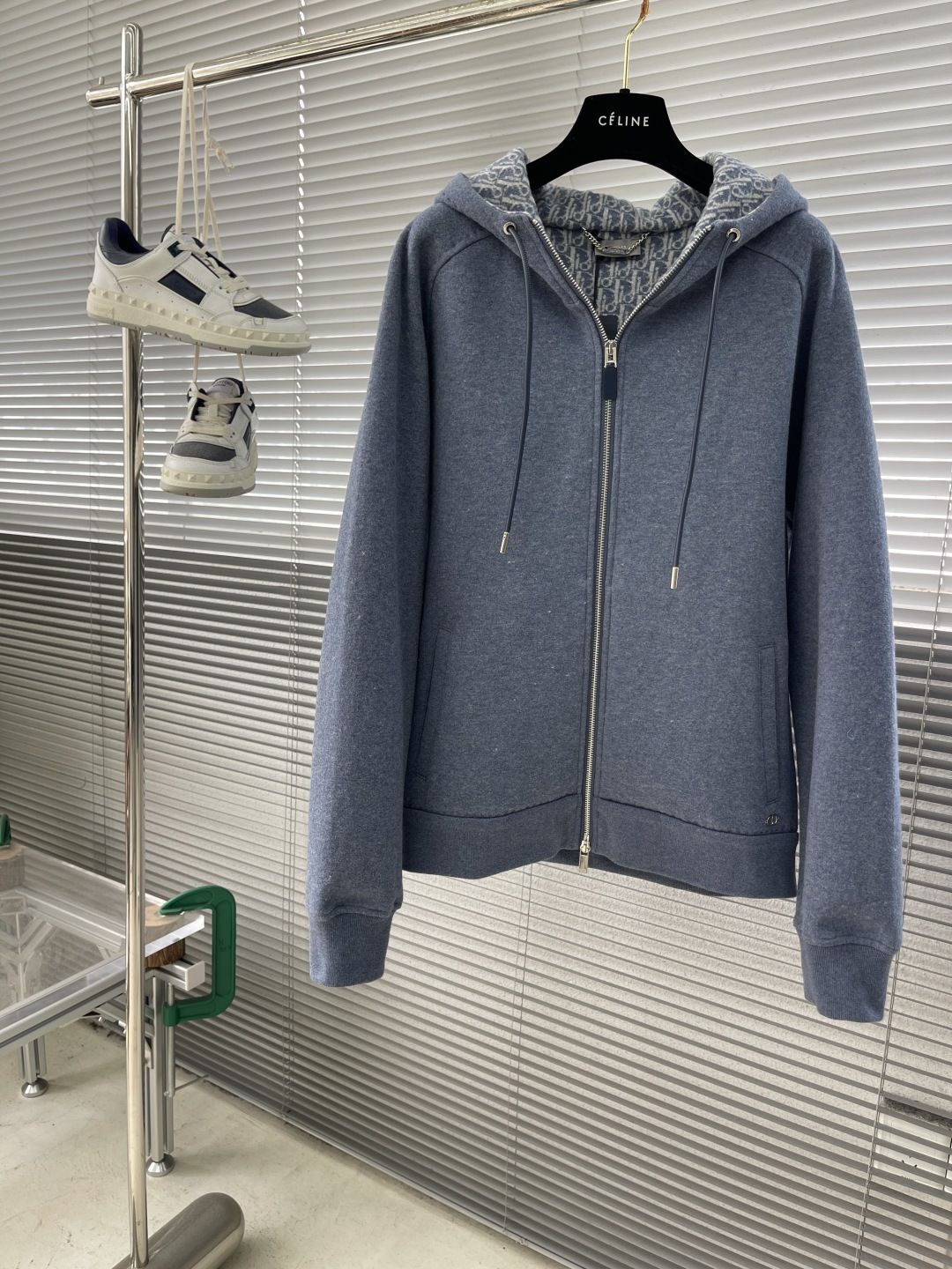 NO:743507,Trousers and tops -Dio wool sweatshirt set. The whole sweatshirt has a crisp and stylish shape, with logo embellishment.  Any defects in workmanship, the original mold is made to order. The entire sweatshirt is made of wool fabric. It takes 3 months to produce the custom-made fabric. The drawstrings of the top and pants are made of cowhide. It also comes with a Dio logo hanging clock. There are labels on the back collar of the top and the back pockets of the pants, and the top pockets are also equipped with logos.  Iconic CD logo. The entire set of clothes is sewn with beaded edges on a special machine. It makes the whole sweatshirt more refined and high-quality, and also makes the inner and outer layers of fabrics of the clothes tighter and smoother. The workmanship is really very fine, the upper body is comfortable, and it is super comfortable. It is a must-have in your wardrobe.  Same style for men and women (because the fabric is made of wool, dry cleaning is recommended) Size S M L  Raglan sleeve length 81,Dior-clothing,dior,dior,hoodie,sweatshirts,cowhide,19860909长裤 上衣 -Dio羊毛卫衣套装 整套卫衣的版型,挺括有型,搭配logo点缀 做工任何瑕疵,原版开模定制,整套卫衣采用羊毛面料材质,面料定做耗时3个月才能出品,上衣裤子抽绳采用牛皮制作而成,还搭配有Dio标吊钟,上衣后领及裤子后袋处饰有贴标,上衣口袋还配标志性CD标.重磅工艺上整套衣服采用专机珠边缝制而成.使得整套卫衣更显精致感和品质感,也让衣服里外两层面料压得更紧实,更平整.做工真的非常精细,上身舒适,超爆超,是您衣橱中的必选品 男女同款（因衣服面料是羊毛材质,建议干洗） 码数S M L XL S码衣长64 胸围102 连肩袖长78 M码衣长66 胸围106 连肩袖长79 L码衣长68 胸围 连肩袖长80 XL码衣长70 胸围114 连肩袖长81,迪奥-服装,dior,dior,hoodie,sweatshirts,cowhide,,Women's clothing