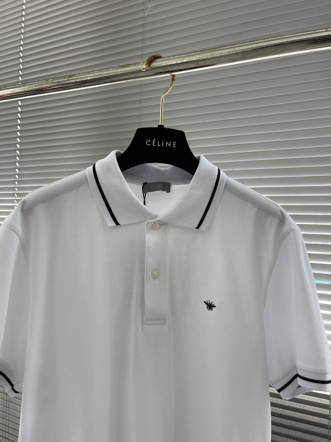 

-Dio  25ss经典蜜蜂🐝标识刺绣Polo衫
这款Polo 衫胸前饰以经典的小蜜蜂标识刺绣。采用