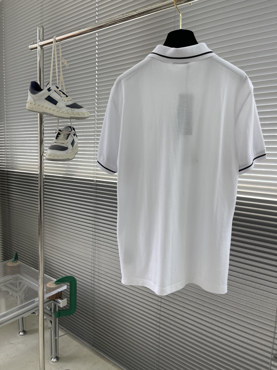 

-Dio  25ss经典蜜蜂🐝标识刺绣Polo衫
这款Polo 衫胸前饰以经典的小蜜蜂标识刺绣。采用