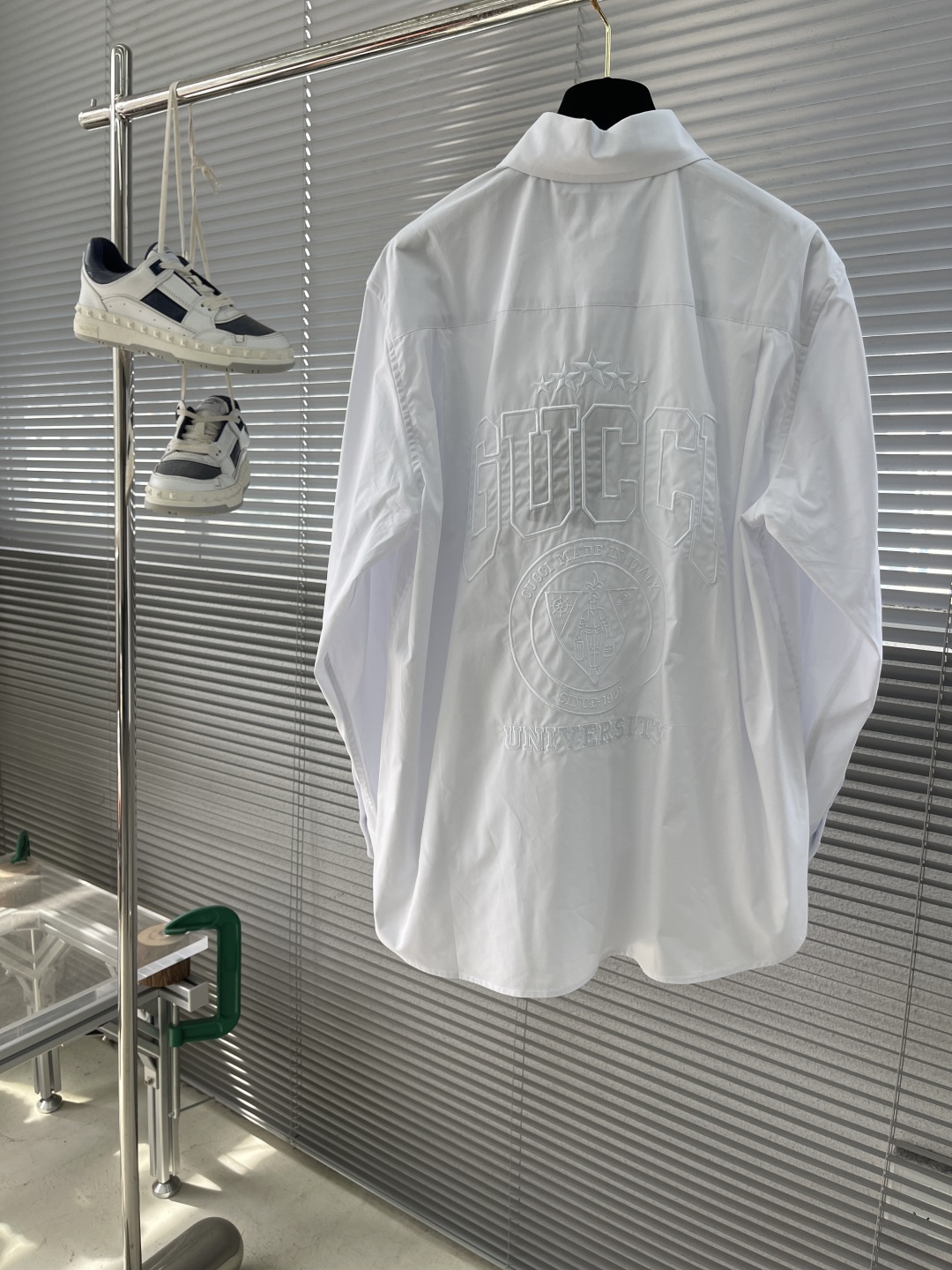 

-GUCC    25ss新款衬衫胸口带有口袋  后背有品牌刺绣
男女同款！
码数：S.M.L.XL