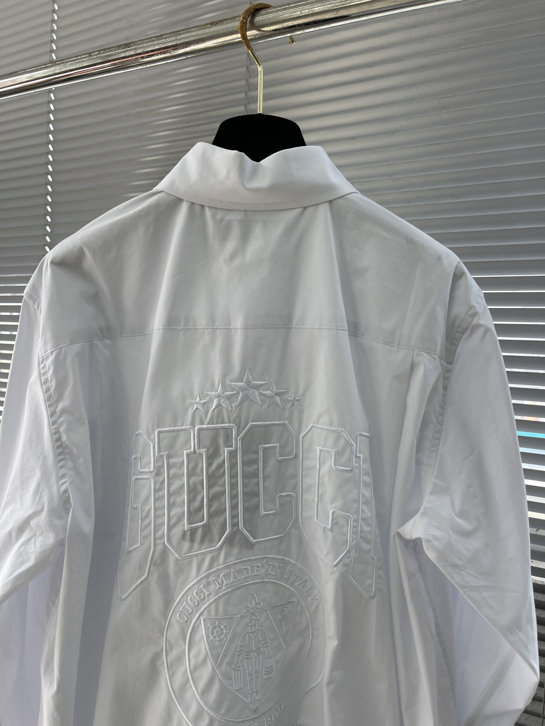 

-GUCC    25ss新款衬衫胸口带有口袋  后背有品牌刺绣
男女同款！
码数：S.M.L.XL