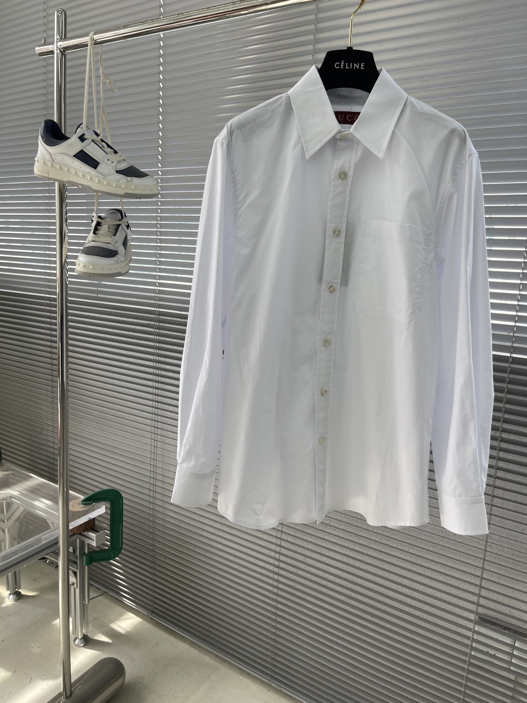 

-GUCC    25ss新款衬衫胸口带有口袋  后背有品牌刺绣
男女同款！
码数：S.M.L.XL