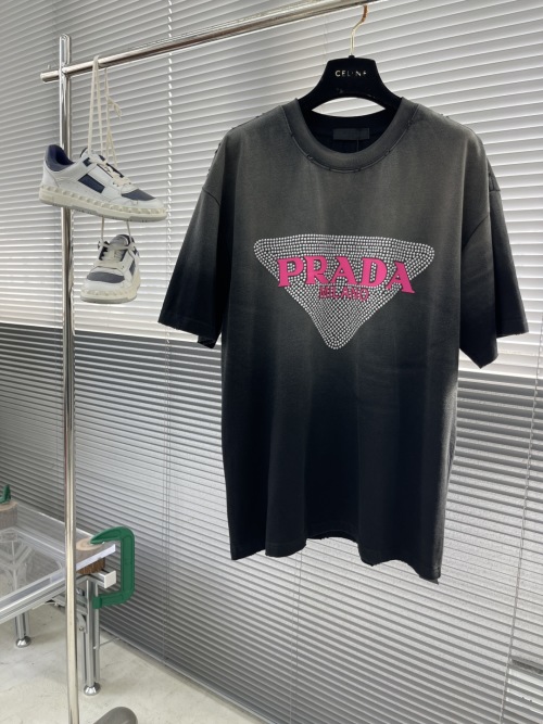 Prada Milano Rhinestone Logo T-Shirt 25SS Men's Soft, Lightweight Top 1 Prada Milano Rhinestone Logo T-Shirt 25SS Men's Soft, Lightweight Top