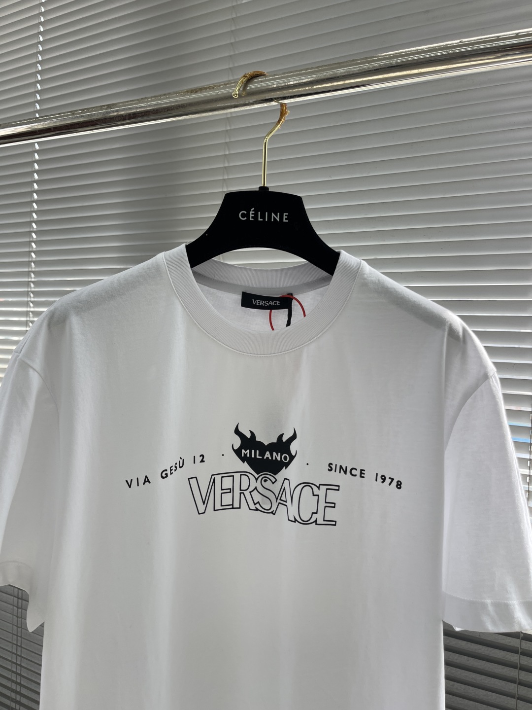 Versace White Cotton T-Shirt with Logo Print - Modern and Comfortable 2 cmp i1744634505285 2260 0 6
