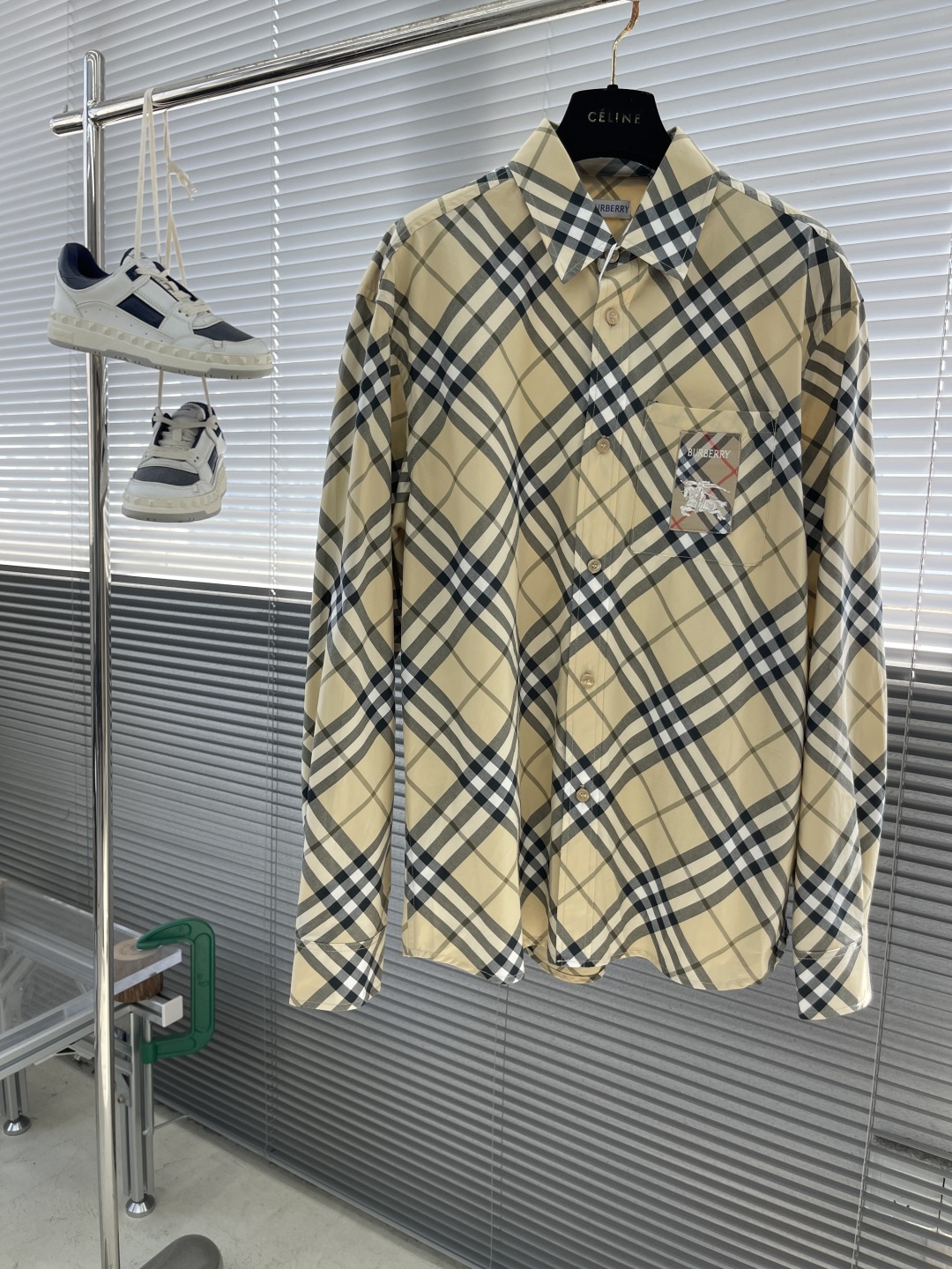 

-BBR   2025春季最新品，时尚休闲长袖衬衫，进口原版面料，上身舒适透气，顶级印胶工艺字母图案