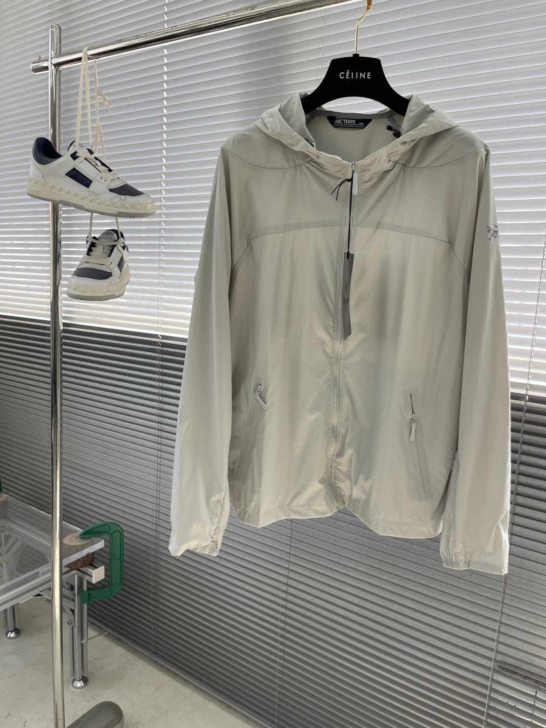 

-🐦 鸟家  超轻薄的聚酯纤维面料专业级别的的新科技型面料上身柔软舒适防风防雨防晒款式时尚有型 
衣