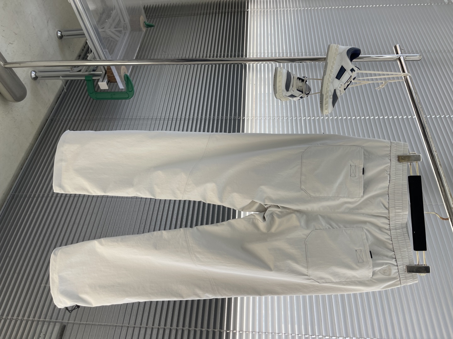 

-Balenciag 2025ss 春夏薄款裤   超级无敌大爆款驾到！立体直筒裤，立体修身设计，打