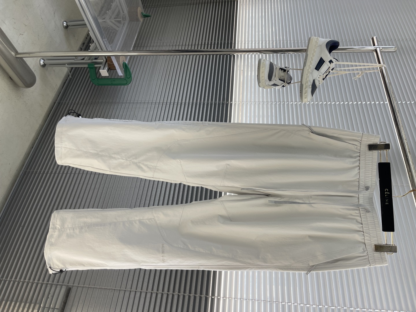 

-Balenciag 2025ss 春夏薄款裤   超级无敌大爆款驾到！立体直筒裤，立体修身设计，打