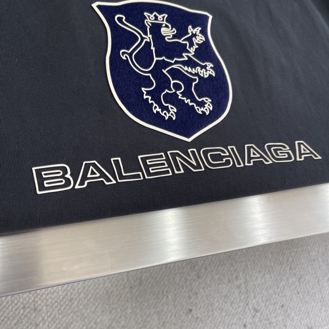 Balenciaga Men's Relaxed-Fit Cotton T-Shirt with Lion Crest Graphic 4 cmp i1744719263013 5324 0 1