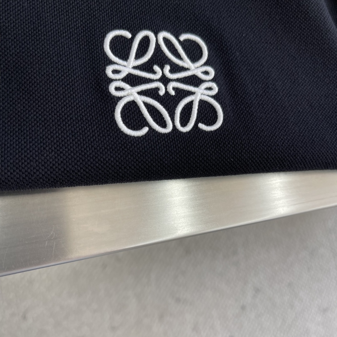 

-LOEW  25ss新款Polo，这款Polo衫采用珠地面料制作而成，胸前独家LOEWE绣花工艺 