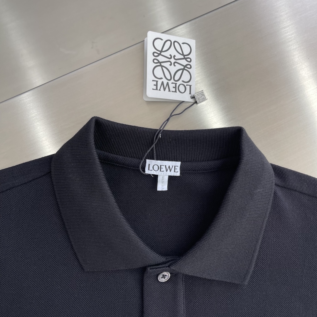 

-LOEW  25ss新款Polo，这款Polo衫采用珠地面料制作而成，胸前独家LOEWE绣花工艺 