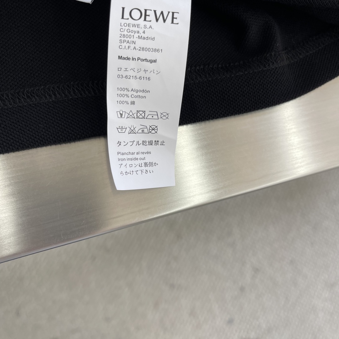 

-LOEW  25ss新款Polo，这款Polo衫采用珠地面料制作而成，胸前独家LOEWE绣花工艺 