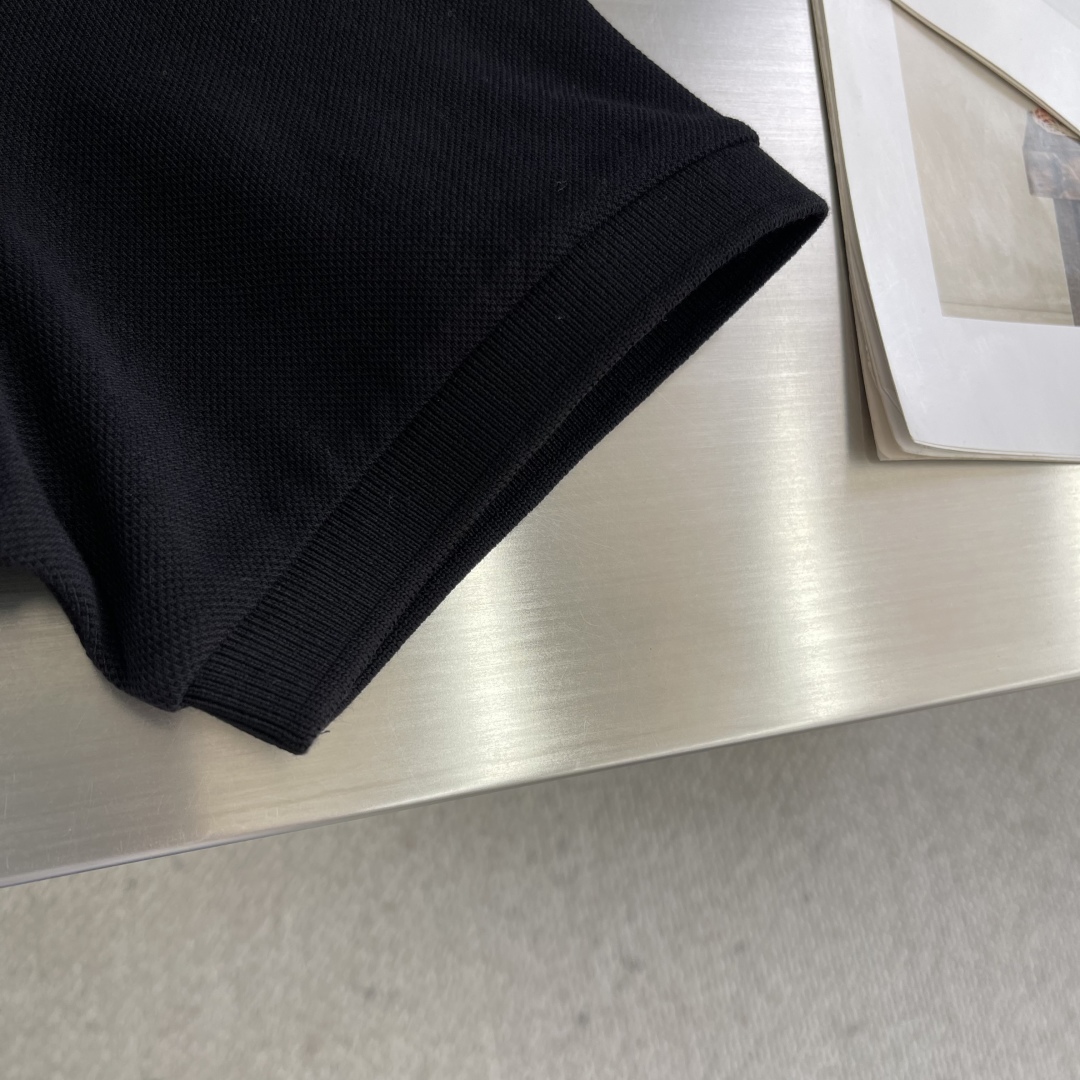 

-LOEW  25ss新款Polo，这款Polo衫采用珠地面料制作而成，胸前独家LOEWE绣花工艺 