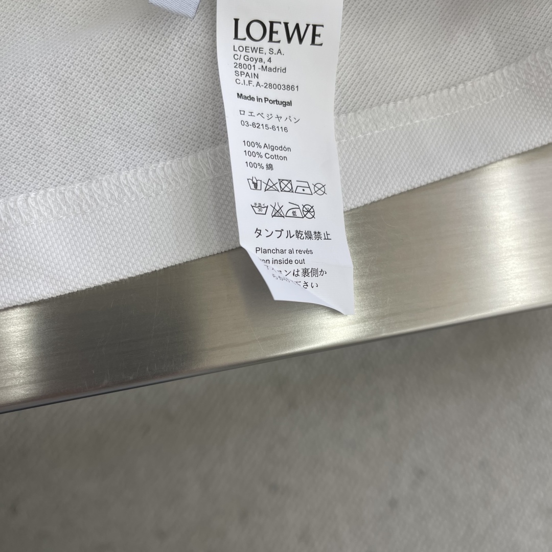 

-LOEW  25ss新款Polo，这款Polo衫采用珠地面料制作而成，胸前独家LOEWE绣花工艺 