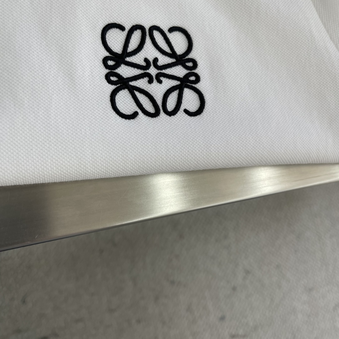 

-LOEW  25ss新款Polo，这款Polo衫采用珠地面料制作而成，胸前独家LOEWE绣花工艺 