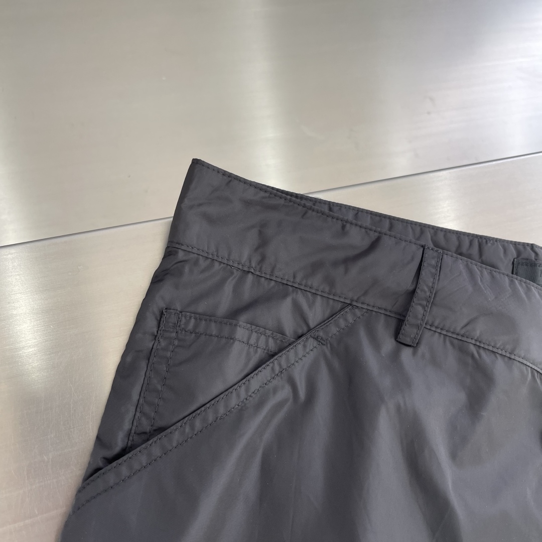 

-PRAD  25SS新款金属微标再生尼龙长裤
这款采用尼龙面料制作而成，门禁带隐藏钩的拉链闭合，前