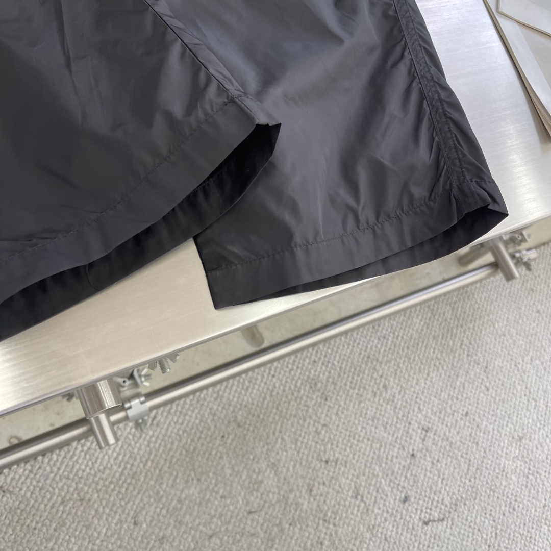 

-PRAD  25SS新款金属微标再生尼龙长裤
这款采用尼龙面料制作而成，门禁带隐藏钩的拉链闭合，前