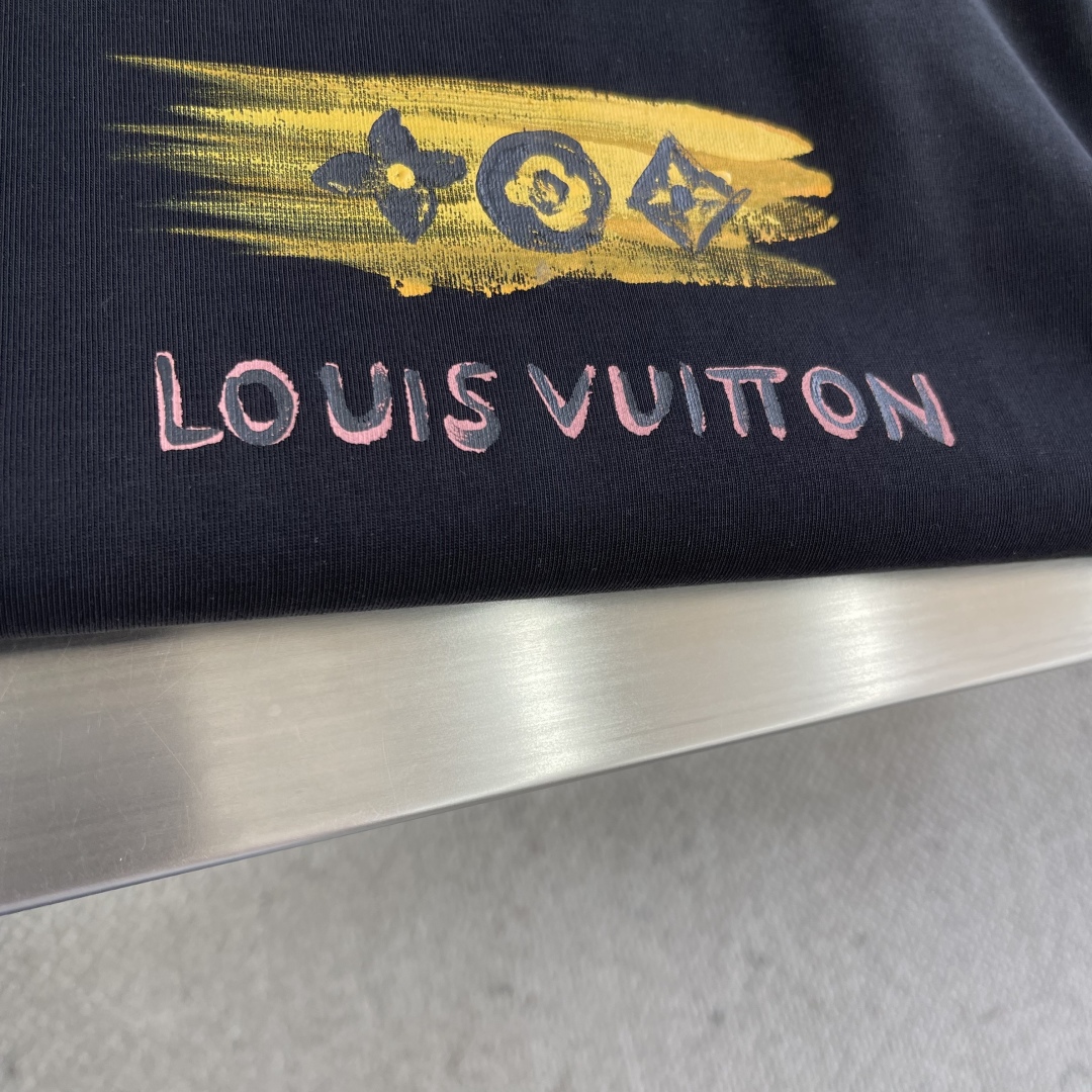 Louis Vuitton 25SS Hand-Painted Graffiti Print Cotton T-Shirt - Unisex 5 cmp i1744720395691 159 0 2