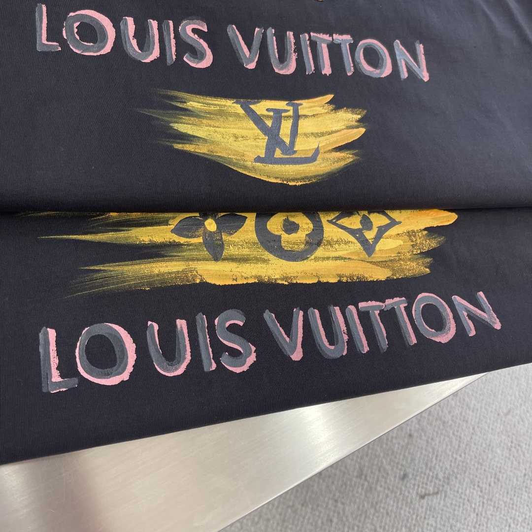 Louis Vuitton 25SS Hand-Painted Graffiti Print Cotton T-Shirt - Unisex 7 cmp i1744720395696 1832 0 4