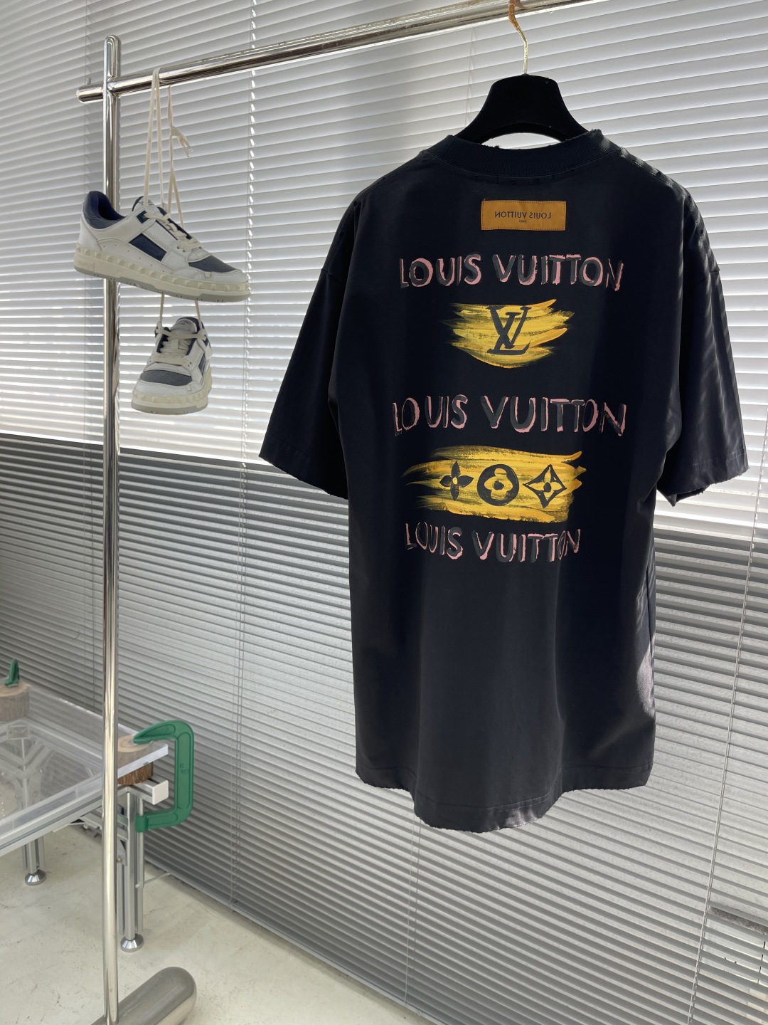 Louis Vuitton 25SS Hand-Painted Graffiti Print Cotton T-Shirt - Unisex 8 cmp i1744721780126 6390 0 7