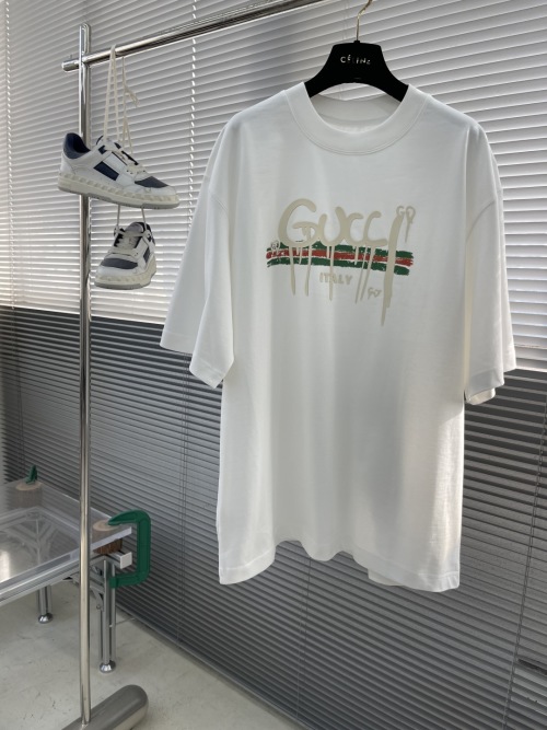 Gucci Italy Logo Print Short Sleeve Round Neck T-Shirt for Men 1 Gucci Italy Logo Print Short Sleeve Round Neck T-Shirt for Men
