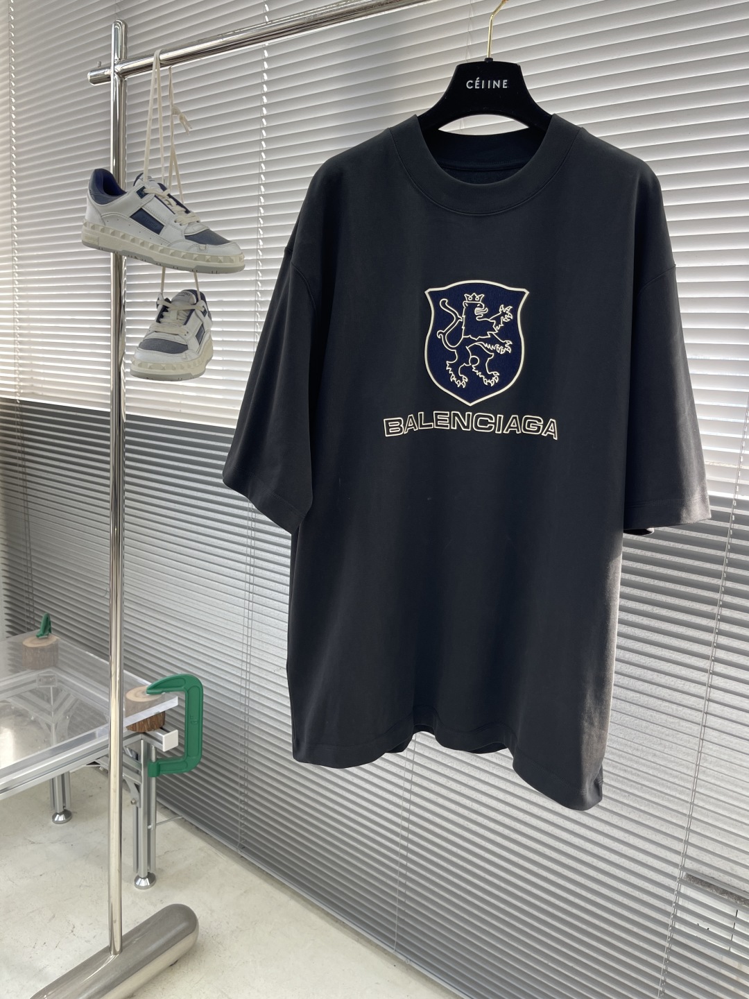Balenciaga Men's Relaxed-Fit Cotton T-Shirt with Lion Crest Graphic 1 cmp i1744722063193 997 0 5