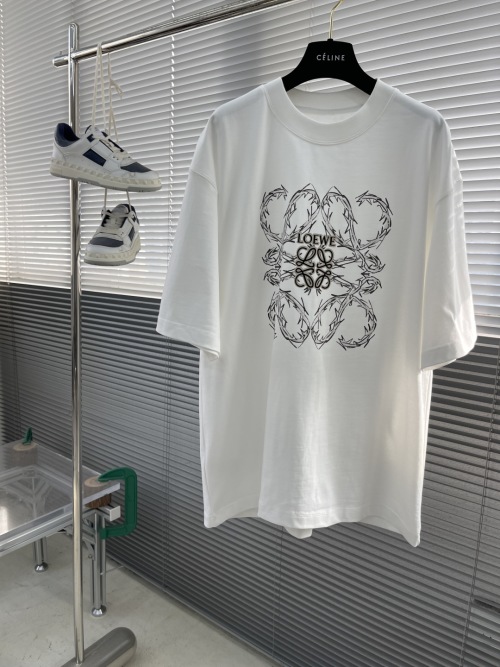 Loewe 2025 Spring/Summer White Graphic Print Short Sleeve T-Shirt 1 Loewe 2025 Spring/Summer White Graphic Print Short Sleeve T-Shirt